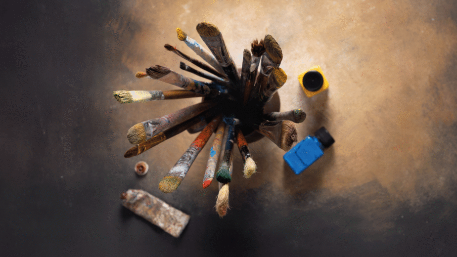 Der Pinsel tanzt sanft über die Leinwand, formt Farben und Linien, erschafft Bilder voller lebendiger Träume.