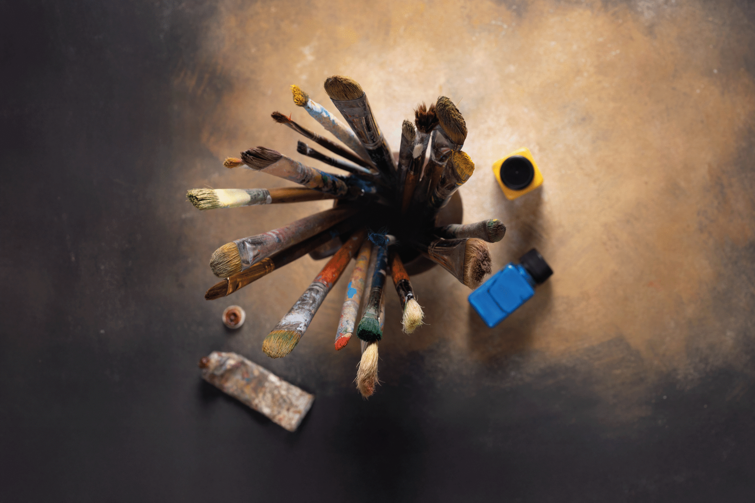 Der Pinsel tanzt sanft über die Leinwand, formt Farben und Linien, erschafft Bilder voller lebendiger Träume.