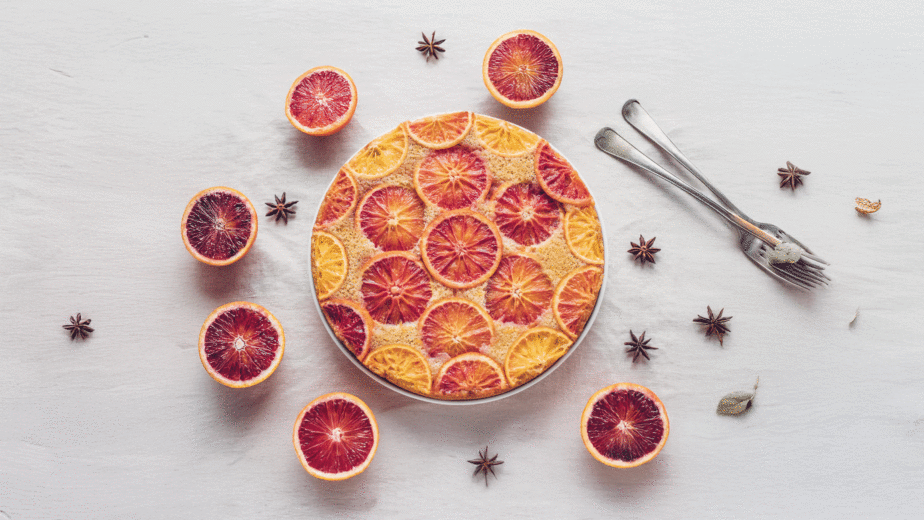 Der süße Orangenkuchen duftet verführerisch, sein zarter Teig und fruchtiger Geschmack schenken pure, sonnige Genussmomente.