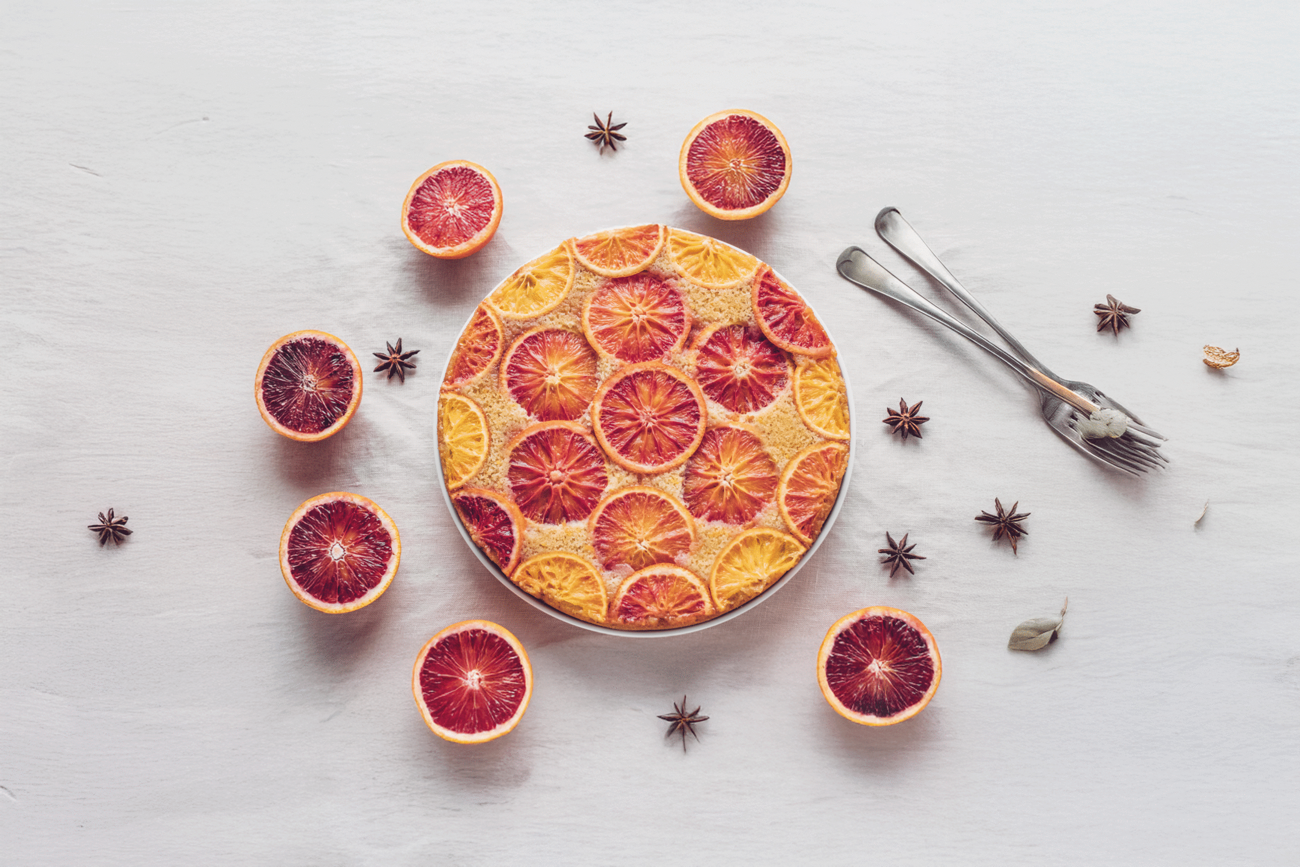 Der süße Orangenkuchen duftet verführerisch, sein zarter Teig und fruchtiger Geschmack schenken pure, sonnige Genussmomente.