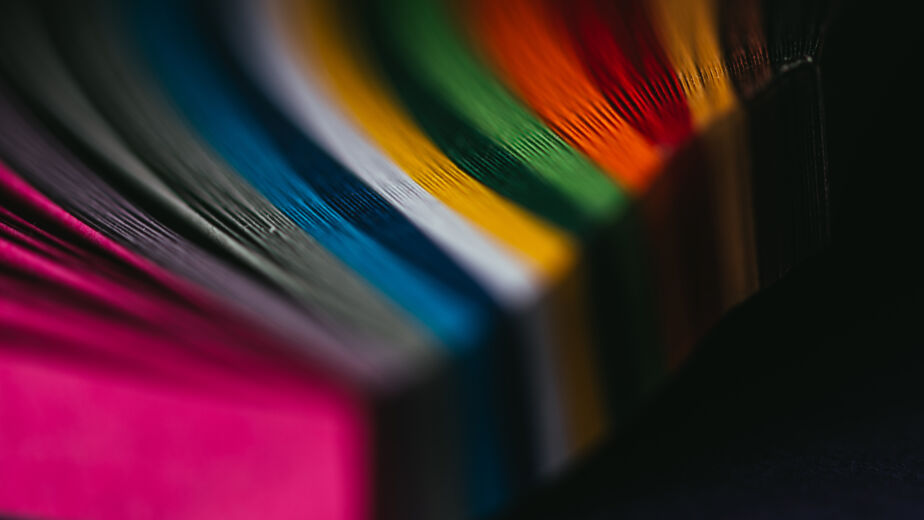 Die bunte Welt der Bücher: Farben, Geschichten, Abenteuer, Träume, Fantasie.