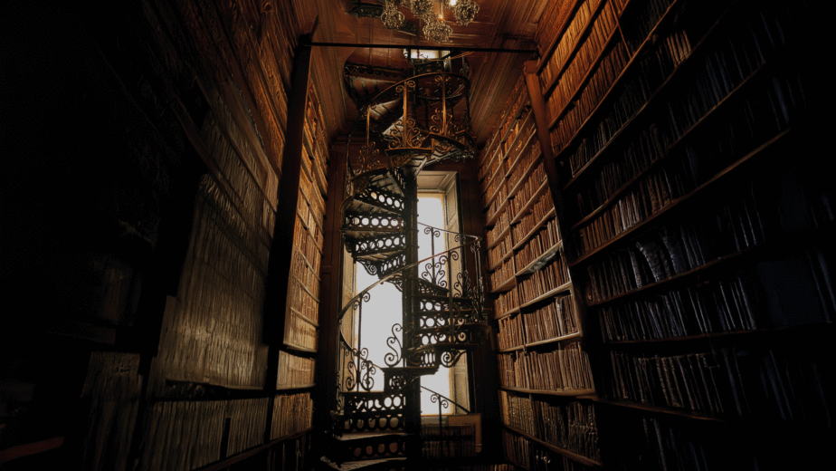 Die Geheime Bibliothek birgt uralte Geschichten, gehütet von Zeit, Staub, Schatten.