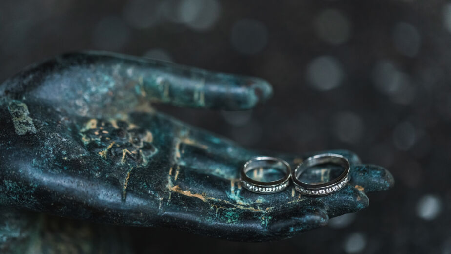 Die geheimnisvolle Dame trägt acht funkelnde Ringe, jeder birgt ein uraltes, magisches Geheimnis.