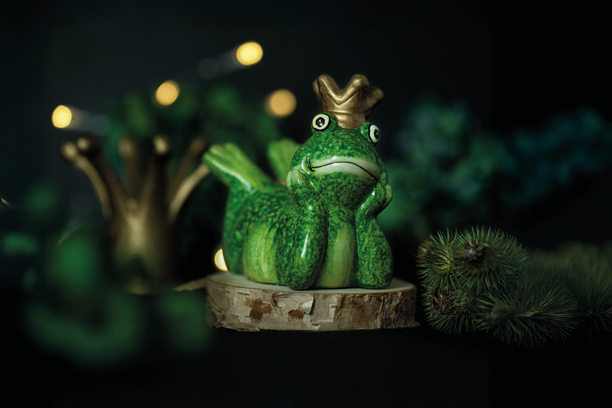 Die Froschkönigin verwandelt sich durch Mut und Liebe in eine weise Herrscherin über ein friedliches Reich.