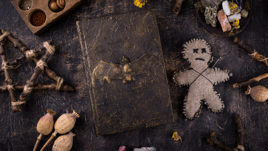 Geheimnisvolles Buch führt Leser zu Abenteuern.