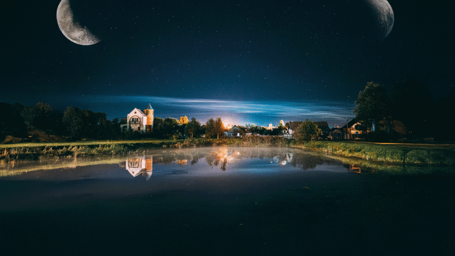 Unter Nachtwolken am Flusssee steigt ein Flüstern auf, das uralte Geheimnisse in den Sternen offenbart.