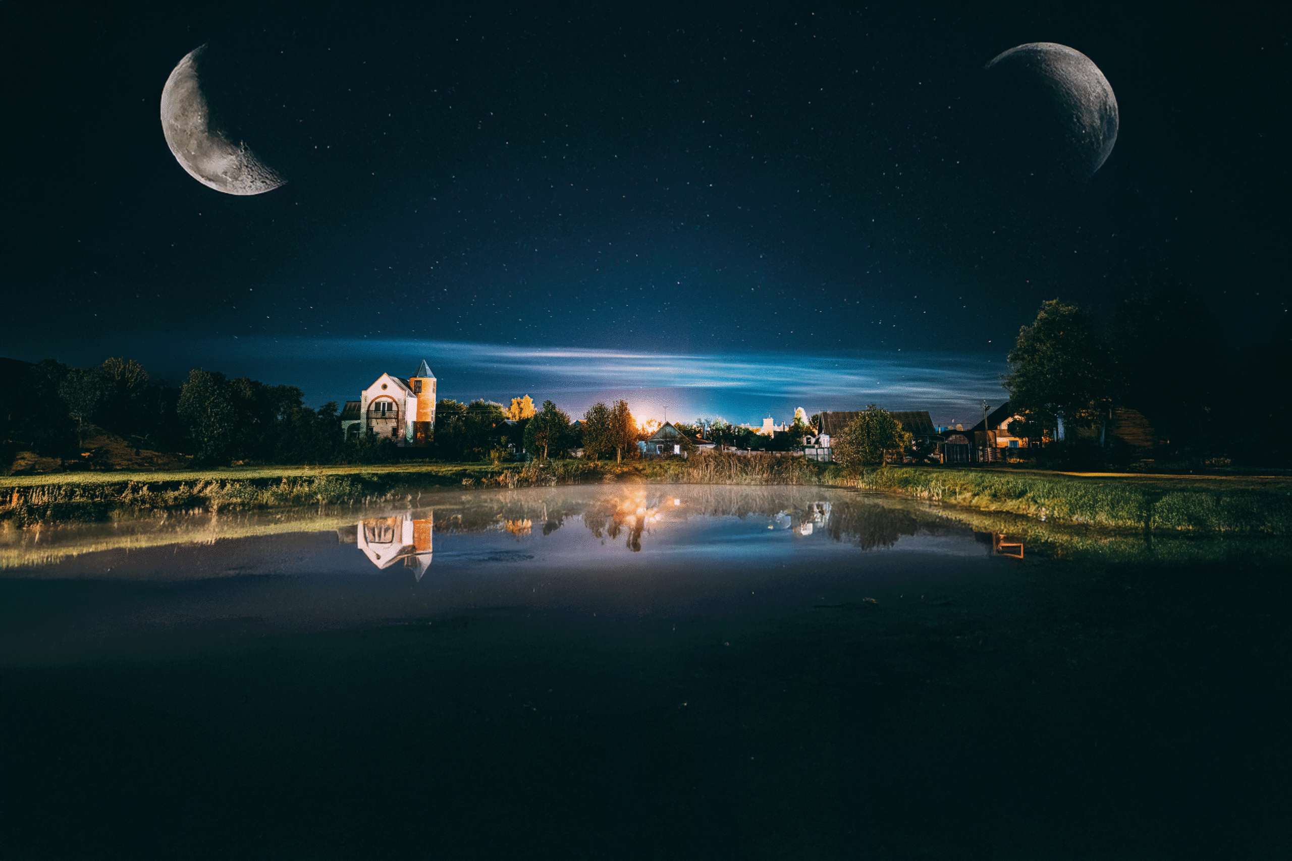Unter Nachtwolken am Flusssee steigt ein Flüstern auf, das uralte Geheimnisse in den Sternen offenbart.