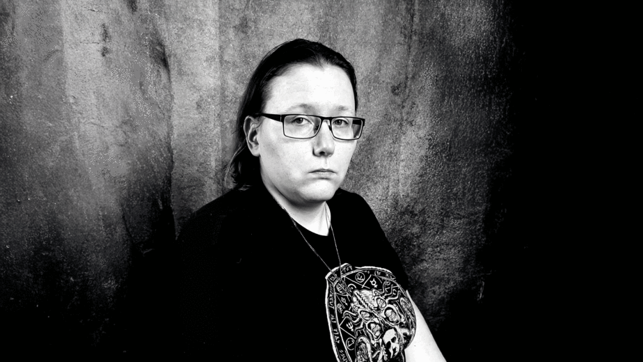 Anja Weinhold – Autorin voller Spannung, verwurzelt in der FanFiction-Szene.