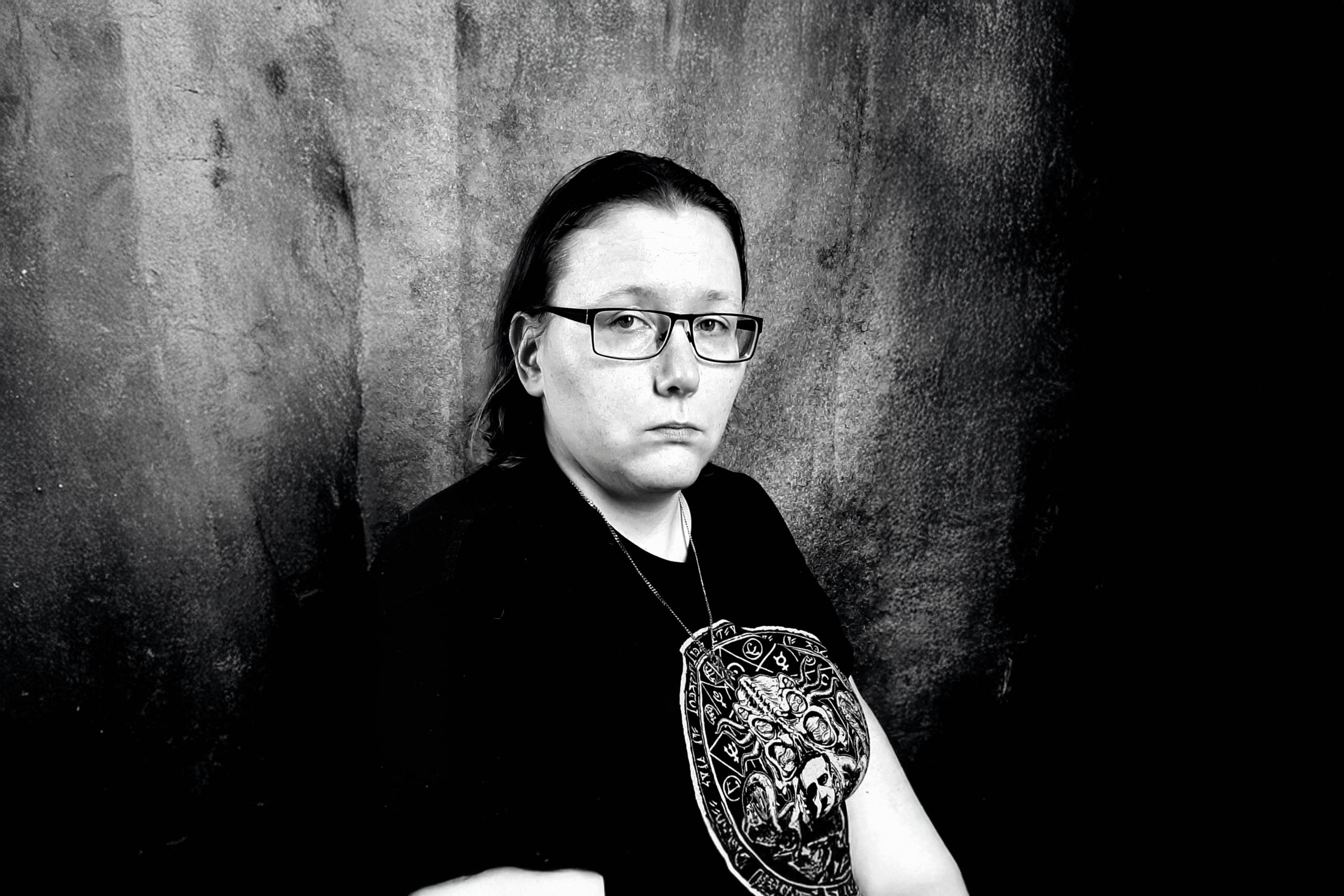 Anja Weinhold – Autorin voller Spannung, verwurzelt in der FanFiction-Szene.