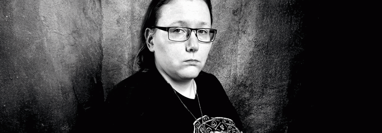 Anja Weinhold – Autorin voller Spannung, verwurzelt in der FanFiction-Szene.