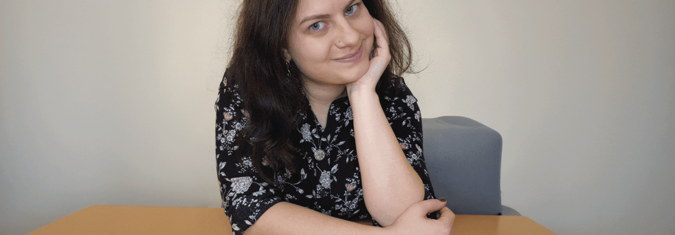 N. P. Sterling steht für emotionale Romane zwischen Gegenwart und Geschichte. Im Fokus stehen Menschen, ihre Gedanken und Entscheidungen sowie das, was zwischen den Zeilen geschieht. Inspiriert vom Alltag entstehen Geschichten, die leise berühren und lange nachwirken.