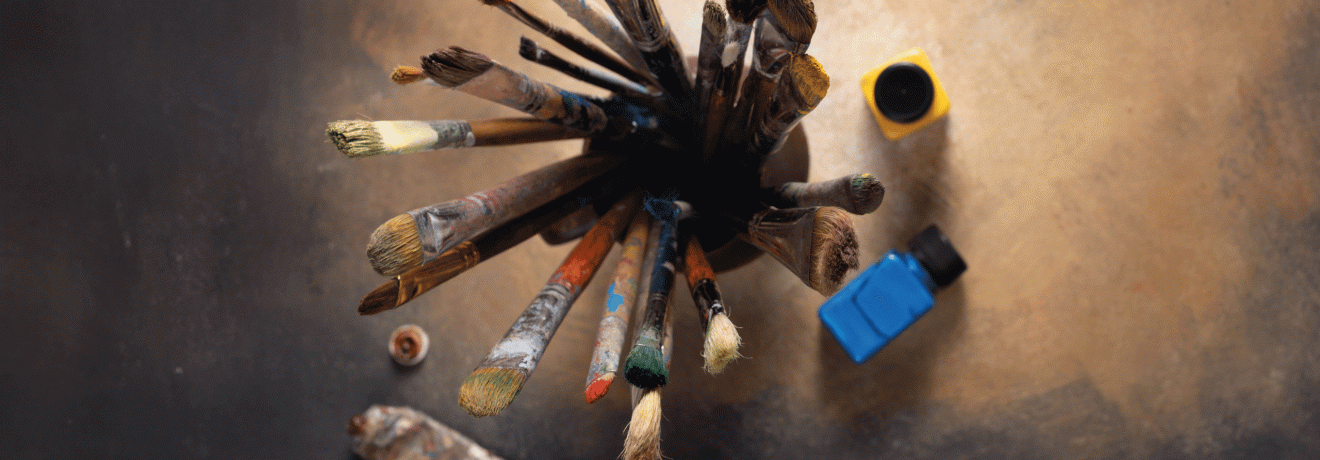 Der Pinsel tanzt sanft über die Leinwand, formt Farben und Linien, erschafft Bilder voller lebendiger Träume.