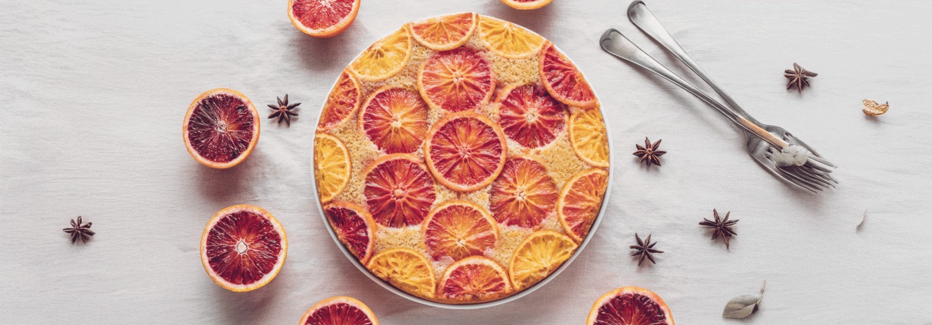 Der süße Orangenkuchen duftet verführerisch, sein zarter Teig und fruchtiger Geschmack schenken pure, sonnige Genussmomente.