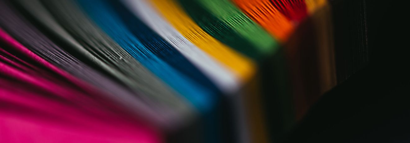 Die bunte Welt der Bücher: Farben, Geschichten, Abenteuer, Träume, Fantasie.