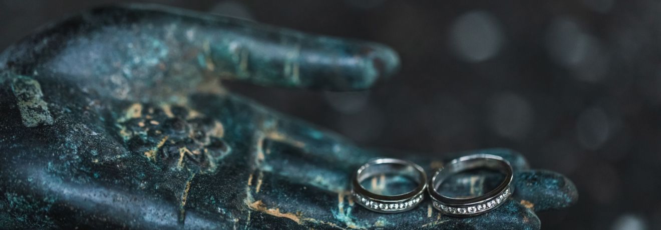 Die geheimnisvolle Dame trägt acht funkelnde Ringe, jeder birgt ein uraltes, magisches Geheimnis.