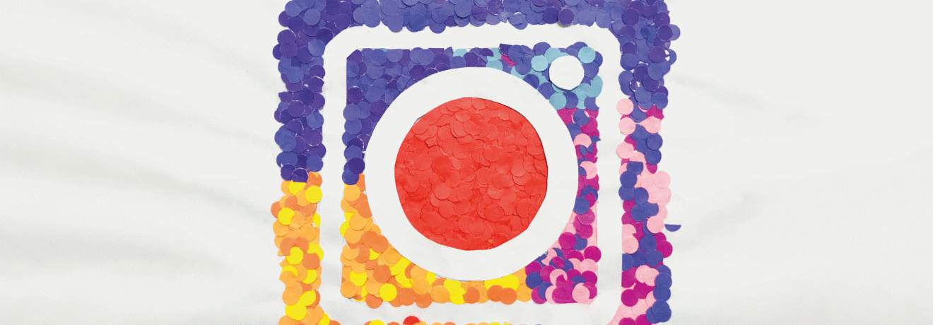 Bookstagrammer teilt auf Instagram Bücher, Rezensionen & kreative Leseeindrücke.